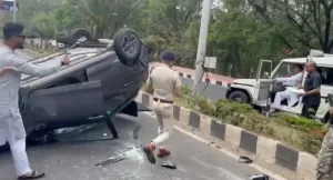 रोड में पलटी कार,अचानक मुख्यमंत्री ने रोक दिया अपना काफिला और फिर .. जानें क्या हुआ