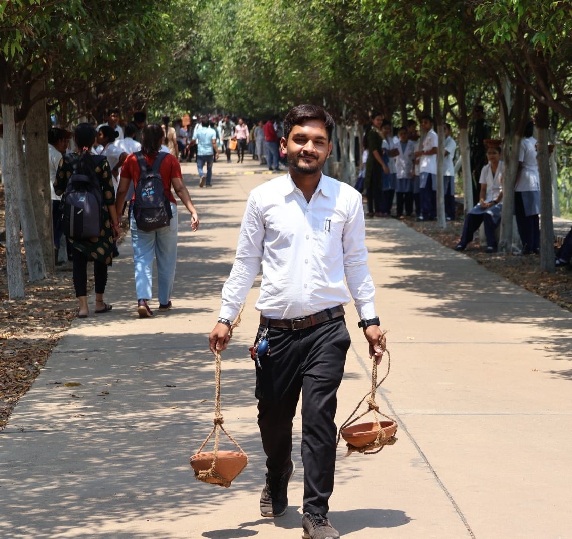 "कलरव अभियान" का शुभारम्भ कर रावतपुरा सरकार इंस्टीटूशन के छात्रों ने सकोरा में पक्षियों के लिए रखा पानी
