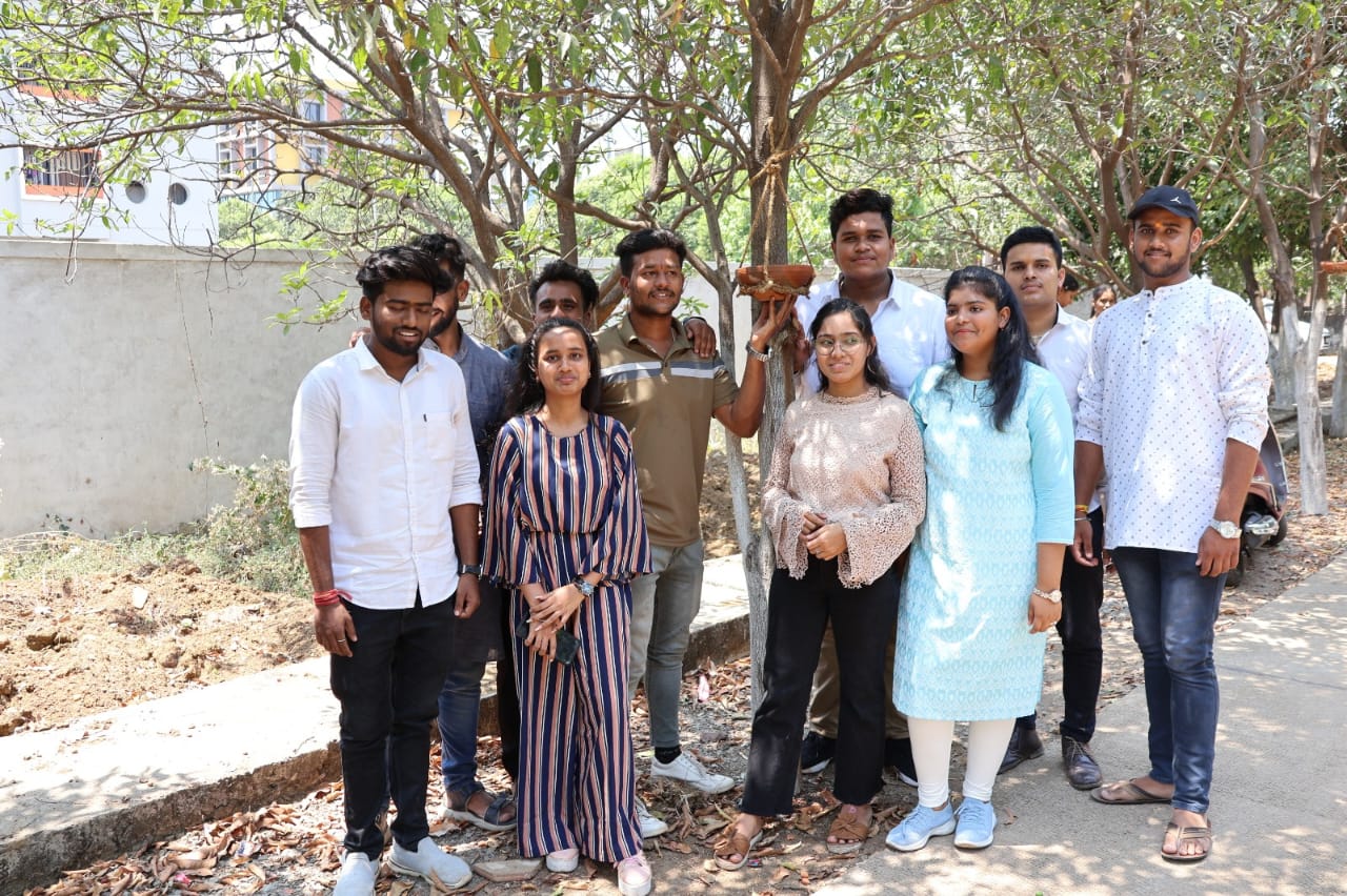"कलरव अभियान" का शुभारम्भ कर रावतपुरा सरकार इंस्टीटूशन के छात्रों ने सकोरा में पक्षियों के लिए रखा पानी