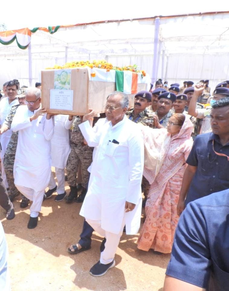 रायपुर : मुख्यमंत्री ने दंतेवाड़ा पहुंचकर जवानों की शहादत को किया नमन शहीद जवानों को दिया कंधा, परिजनों से मिलकर बंधाया ढांढस