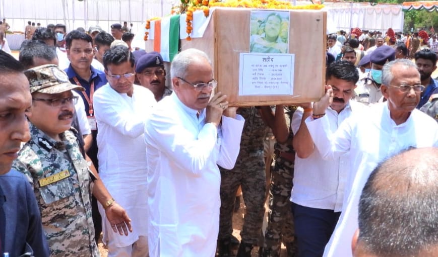 रायपुर : मुख्यमंत्री ने दंतेवाड़ा पहुंचकर जवानों की शहादत को किया नमन शहीद जवानों को दिया कंधा, परिजनों से मिलकर बंधाया ढांढस