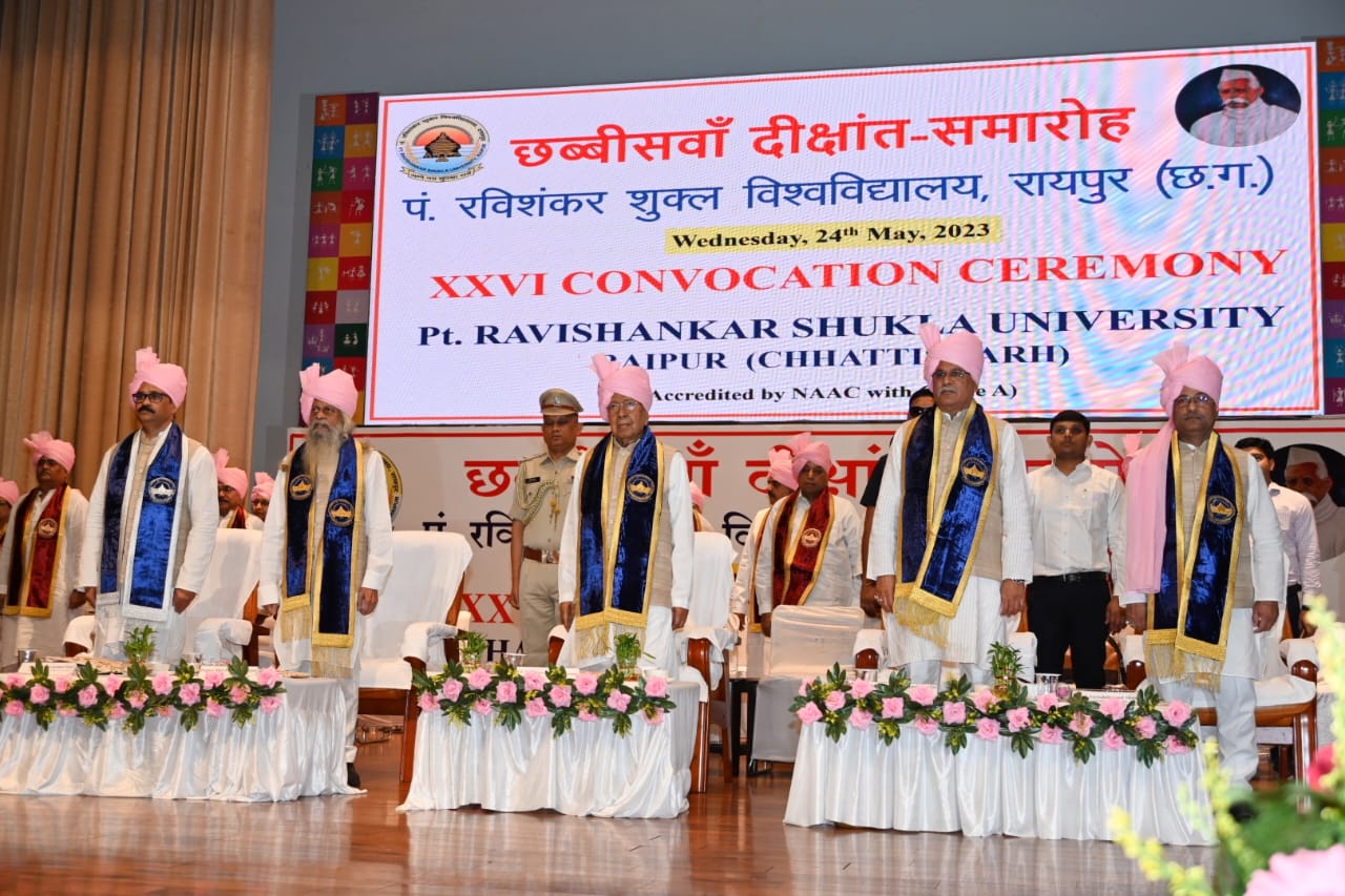 रायपुर : राज्यपाल श्री विश्वभूषण हरिचंदन तथा मुख्यमंत्री श्री भूपेश बघेल राजधानी रायपुर के पंडित दीनदयाल उपाध्याय आडिटोरियम में आयोजित पं. रविशंकर शुक्ल विश्वविद्यालय के 26वें दीक्षांत समारोह में शामिल हो रहे हैं