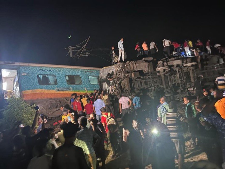 ब्रेकिंग न्यूज़ : मालगाड़ी से टकराई कोरोमंडल एक्सप्रेस, हादसे में हुई 50 लोगों की मौत,करीब 179 लोग हुए घायल