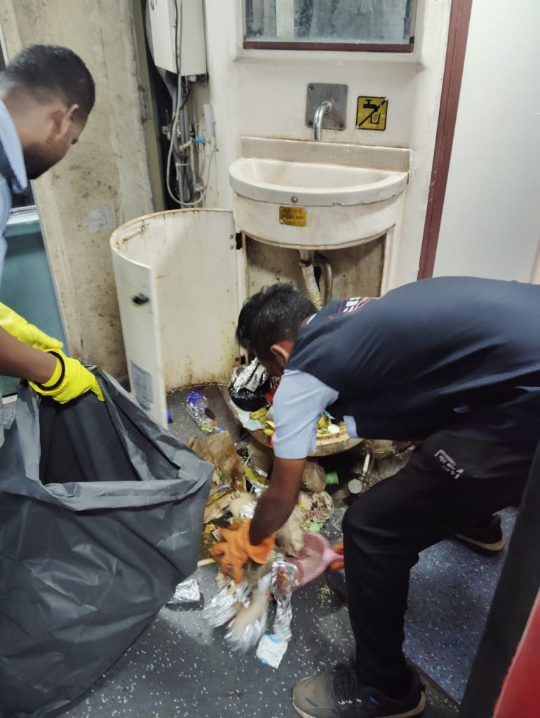 "दुर्घटनाग्रस्त हावड़ा-सीएसएमटी ट्रेन के यात्रियों के लिए रायपुर रेल मंडल ने विशेष रिलीफ ट्रेन चलाई, चिकित्सा और सुरक्षा में उत्कृष्ट प्रबंधन"